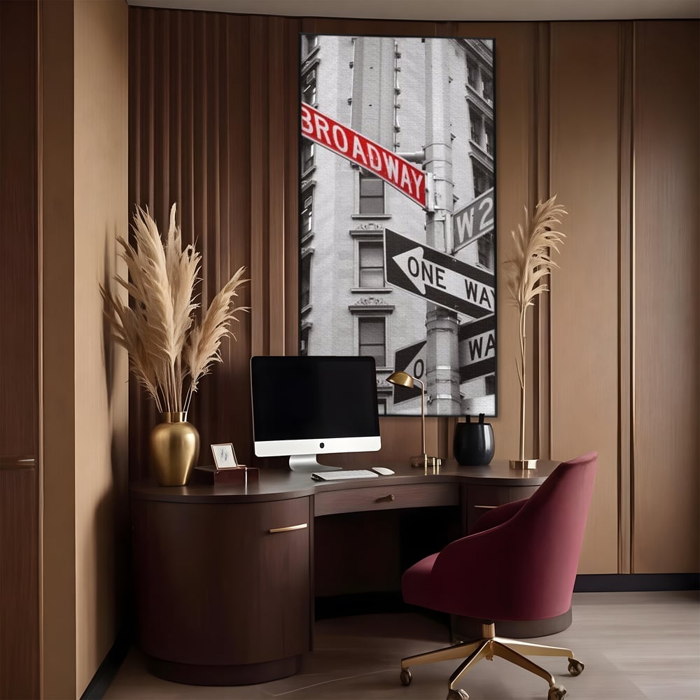 Tablou canvas cu tablou canvas cu indicatorul broadway, in rama de aluminiu negru, pe perete intr-un birou